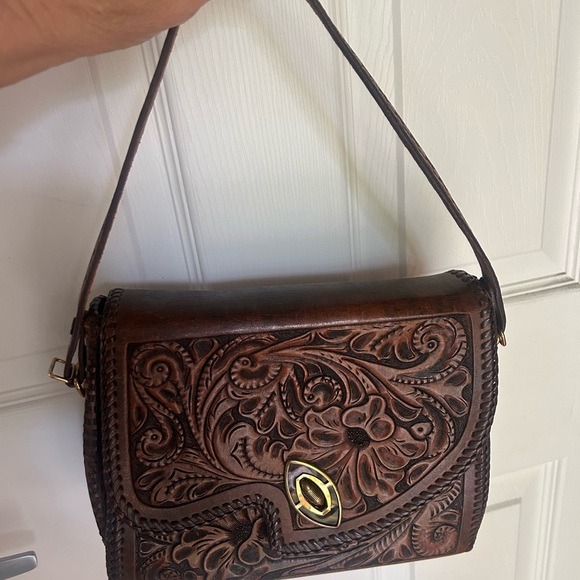 Vintage 1960’s hand tooled floral embossed leather purse. Brass Hardware. - Picture 12 of 12